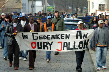 Trauermarsch für Oury Jalloh. Dessau, 26. März 2005